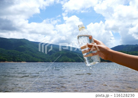 真夏の湖畔、有峰ダム5 116128230
