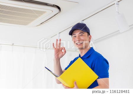 エアコンの点検をする作業員 116128481