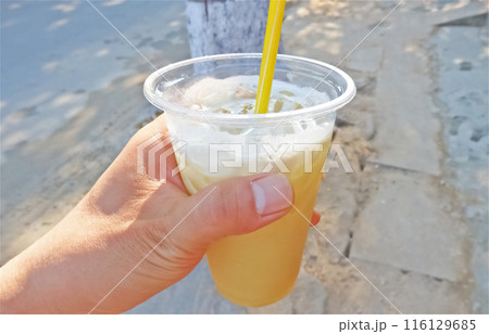 ベトナム・ホイアンの移動屋台で購入したサトウキビジュース（ヌックミア） 116129685