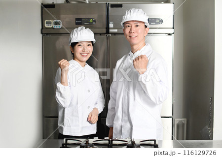 食品系の工場で働く調理員のアジア人男女 116129726