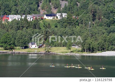 ノルウェーフィヨルドの峡谷を渡るシーカヤック ノルウェーフィヨルドの峡谷を渡るシーカヤック 116129798