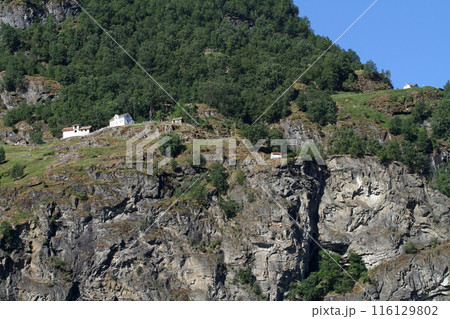 ノルウェーフィヨルドの断崖絶壁に立つ家 ノルウェーフィヨルドの断崖絶壁に立つ家 116129802