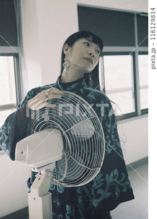 扇風機で涼む女性 116129814