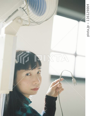 扇風機で涼む女性 116129864