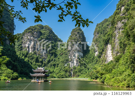 ベトナムハノイ 渓谷の川を手漕ぎのボートで進むニンビンのボートツアーで立ち寄る水上の寺院 ベトナムハノイ 渓谷の川を手漕ぎのボートで進むニンビンのボートツアーで立ち寄る水上の寺院 116129963