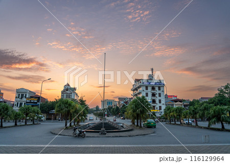 ベトナムハノイ　夕方のニンビン駅の駅前の眺め 116129964