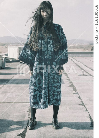 屋上に立つ女性の立ち姿 116130016