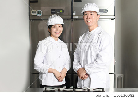食品系の工場で働く調理員のアジア人男女 116130082