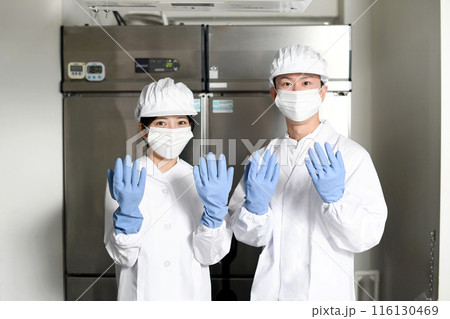 食品系の工場で働く調理員のアジア人男女 116130469