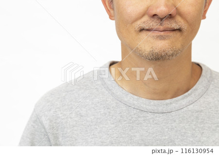 短い髭の男性　白バック 116130954