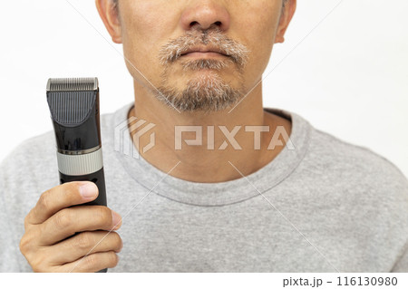 シェーバーを持つ男性 白バック シェーバーを持つ男性 白バック 116130980