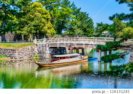 島根 松江城　北惣門橋と堀川遊覧船 116131285