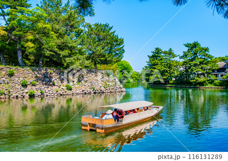 島根 松江城　堀川を行く遊覧船 116131289