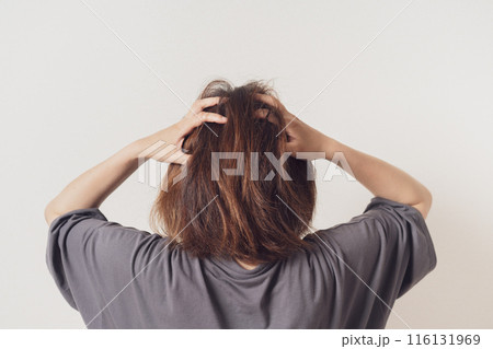頭を抱える女性の後ろ姿 頭を抱える女性の後ろ姿 116131969