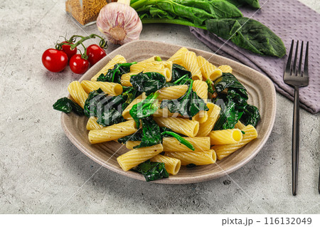 Italian cuisine - tortiglioni with spinach 116132049