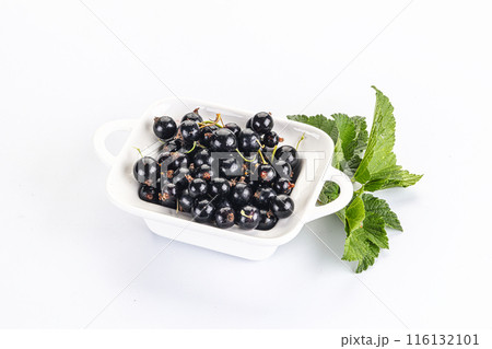 Juicy black currant berries in the bowl 116132101