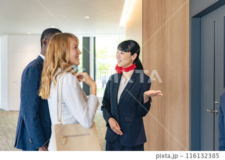受付で外国人宿泊客に接客する女性スタッフ 116132385