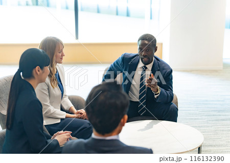 ロビーで会話する多国籍ビジネスパーソンのグループ ロビーで会話する多国籍ビジネスパーソンのグループ 116132390