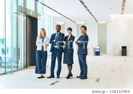 ロビーに並ぶ多国籍ビジネスパーソンのグループ 116132404