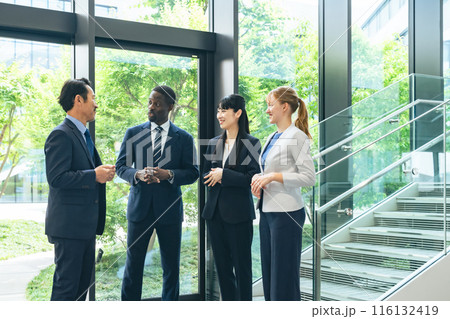 ロビーで話す多国籍ビジネスパーソンのグループ ロビーで話す多国籍ビジネスパーソンのグループ 116132419