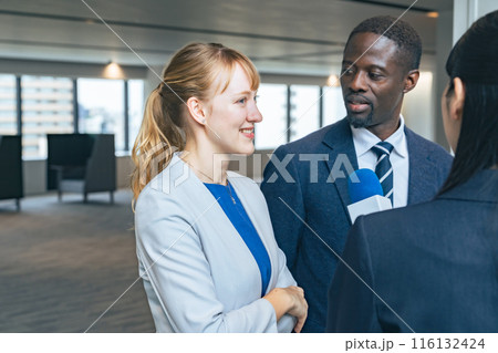 インタビューを受ける外国人カップル 116132424