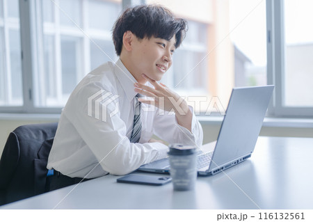 ふと笑うビジネスマン 116132561