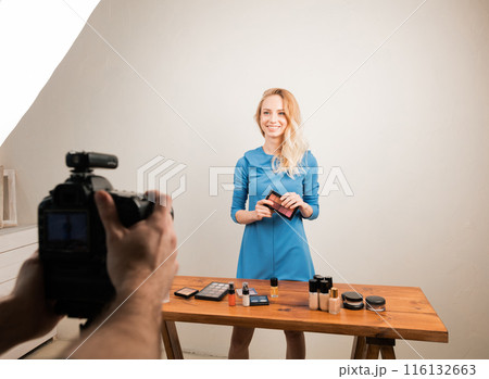man reshooting the photo with a gorgeous girl 116132663