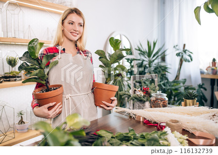 young woman florist at work 116132739