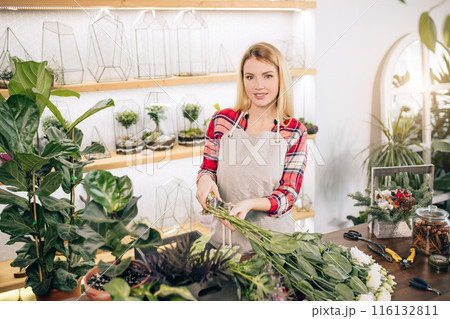 flowers composing and decoration by young lady 116132811