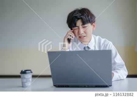 辛そうに話すビジネスマン 辛そうに話すビジネスマン 116132882