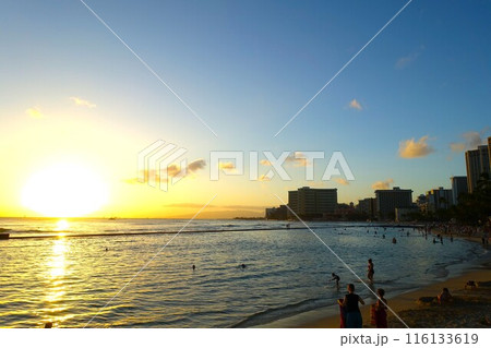 サンセットタイムのワイキキビーチ　夕暮れのワイキキビーチ 116133619