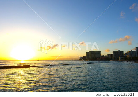 サンセットタイムのワイキキビーチ　夕暮れのワイキキビーチ 116133621