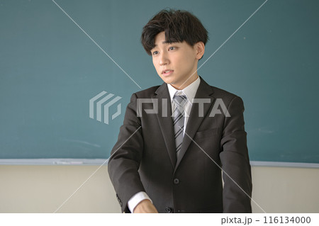 登壇したスーツ男性 登壇したスーツ男性 116134000