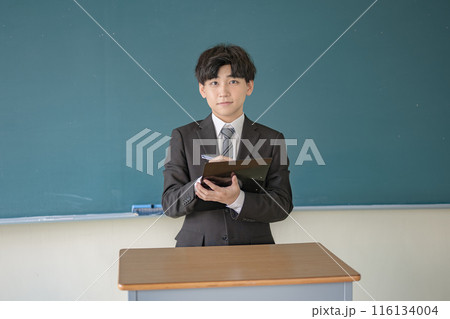 登壇したスーツ男性 116134004