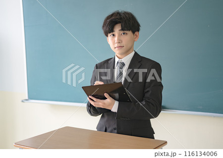 登壇したスーツ男性 116134006