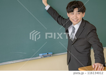 登壇したスーツ男性 116134012