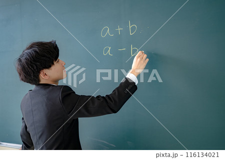 登壇して説明するスーツ男性 登壇して説明するスーツ男性 116134021