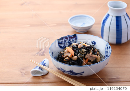 ひじきの煮物と日本酒の熱燗 116134070