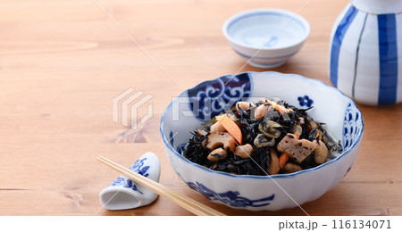 ひじきの煮物と日本酒の熱燗 ひじきの煮物と日本酒の熱燗 116134071