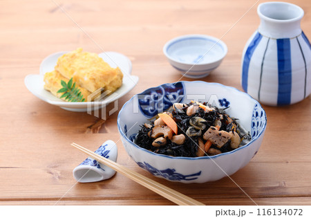 ひじきの煮物と日本酒の熱燗 116134072