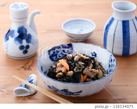 ひじきの煮物と日本酒の熱燗 116134075