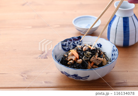 ひじきの煮物と日本酒の熱燗 116134078