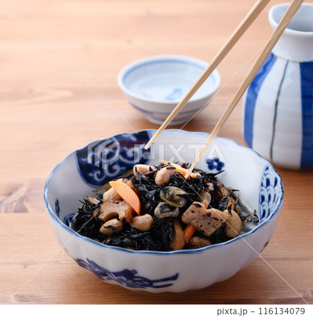 ひじきの煮物と日本酒の熱燗 116134079