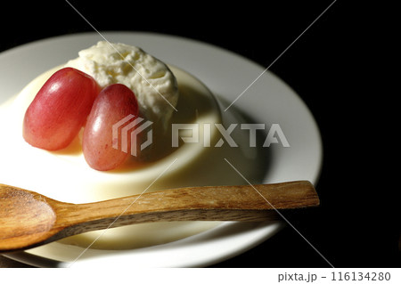 クリームと葡萄を乗せたパンナコッタ クリームと葡萄を乗せたパンナコッタ 116134280