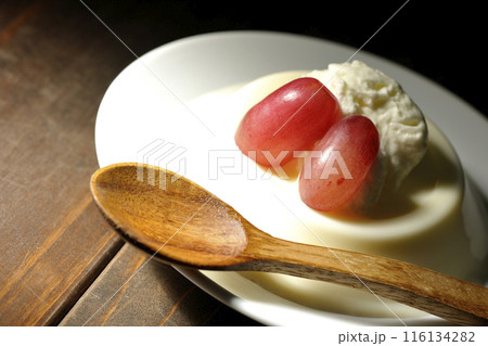 クリームと葡萄を乗せたパンナコッタ クリームと葡萄を乗せたパンナコッタ 116134282