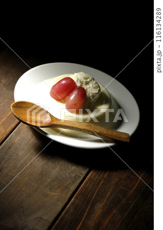 クリームと葡萄を乗せたパンナコッタ クリームと葡萄を乗せたパンナコッタ 116134289