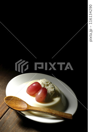 クリームと葡萄を乗せたパンナコッタ クリームと葡萄を乗せたパンナコッタ 116134290
