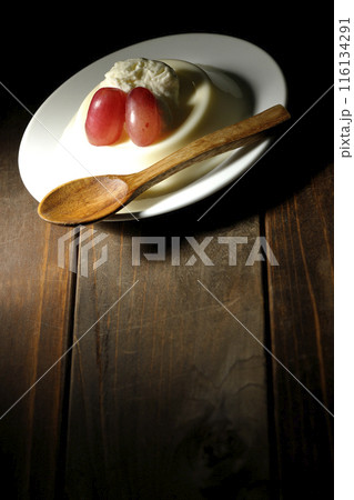 クリームと葡萄を乗せたパンナコッタ クリームと葡萄を乗せたパンナコッタ 116134291