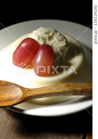 クリームと葡萄を乗せたパンナコッタ クリームと葡萄を乗せたパンナコッタ 116134292