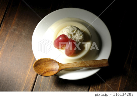 クリームと葡萄を乗せたパンナコッタ クリームと葡萄を乗せたパンナコッタ 116134295